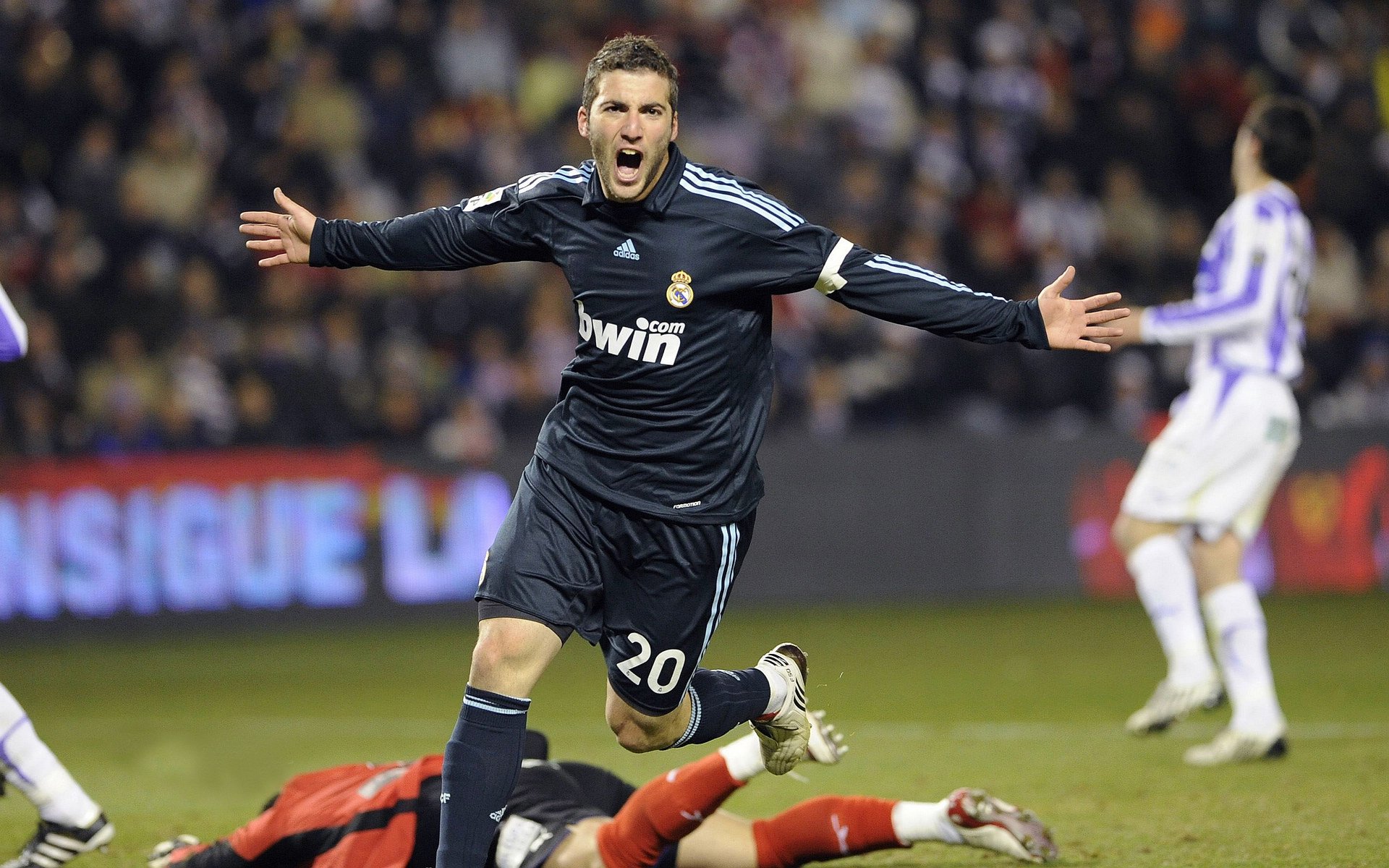 哥伦比亚马术协会与国际马术联合会合作，举办国际马术交流活动，促进技术交流。